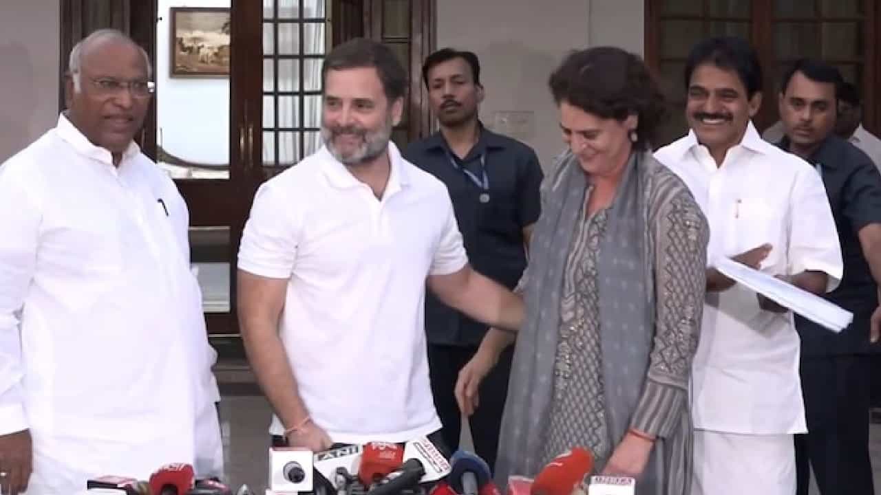 Rahul Gandhi: ರಾಯ್ಬರೇಲಿಯನ್ನು ಆಯ್ಕೆ ಮಾಡಿಕೊಂಡ ರಾಹುಲ್ ಗಾಂಧಿ; ವಯನಾಡಿನಿಂದ ಪ್ರಿಯಾಂಕಾ ಗಾಂಧಿ ಸ್ಪರ್ಧೆ Rahul Gandhi: ರಾಯ್ಬರೇಲಿಯನ್ನು ಆಯ್ಕೆ ಮಾಡಿಕೊಂಡ ರಾಹುಲ್ ಗಾಂಧಿ; ವಯನಾಡಿನಿಂದ ಪ್ರಿಯಾಂಕಾ ಗಾಂಧಿ ಸ್ಪರ್ಧೆ