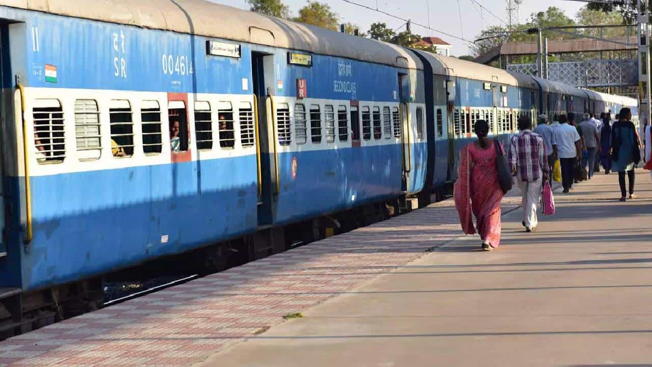 ಇಂದೋರ್-ಋಷಿಕೇಶ: ಎರಡು ರೈಲಿನೊಳಗೆ ಮಹಿಳೆಯ ದೇಹದ ತುಂಡರಿಸಿದ ಭಾಗಗಳು ಪತ್ತೆ ಇಂದೋರ್-ಋಷಿಕೇಶ: ಎರಡು ರೈಲಿನೊಳಗೆ ಮಹಿಳೆಯ ದೇಹದ ತುಂಡರಿಸಿದ ಭಾಗಗಳು ಪತ್ತೆ