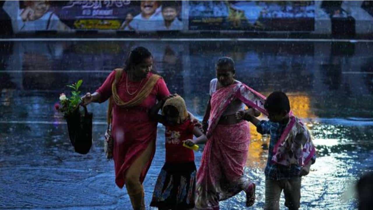 Karnataka Rains: ಮೈಸೂರು, ತುಮಕೂರು ಸೇರಿದಂತೆ ಕರ್ನಾಟಕದ 11ಕ್ಕೂ ಅಧಿಕ ಜಿಲ್ಲೆಗಳಲ್ಲಿ ಇಂದು ವರುಣನ ಆರ್ಭಟ Karnataka Rains: ಮೈಸೂರು, ತುಮಕೂರು ಸೇರಿದಂತೆ ಕರ್ನಾಟಕದ 11ಕ್ಕೂ ಅಧಿಕ ಜಿಲ್ಲೆಗಳಲ್ಲಿ ಇಂದು ವರುಣನ ಆರ್ಭಟ