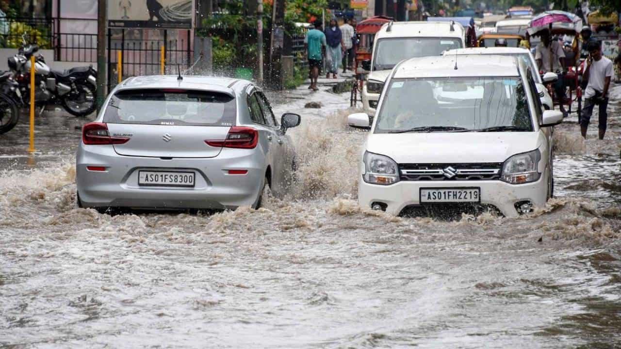 Karnataka Rains: ಕರ್ನಾಟಕದ 7 ಜಿಲ್ಲೆಗಳಲ್ಲಿ ಇಂದು ಭಾರಿ ಮಳೆ, ರೆಡ್ ಅಲರ್ಟ್ ಘೋಷಣೆ Karnataka Rains: ಕರ್ನಾಟಕದ 7 ಜಿಲ್ಲೆಗಳಲ್ಲಿ ಇಂದು ಭಾರಿ ಮಳೆ, ರೆಡ್ ಅಲರ್ಟ್ ಘೋಷಣೆ