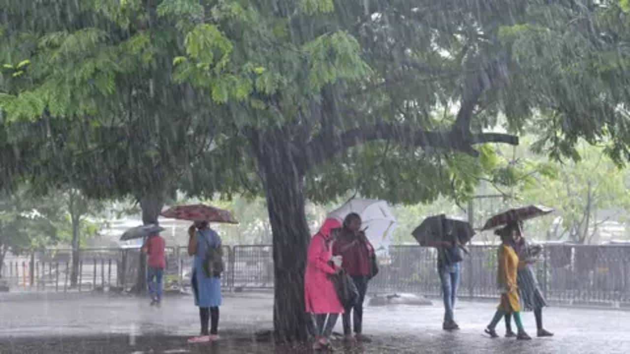 Karnataka Rains: ಕರ್ನಾಟಕದ ಕರಾವಳಿ ಜಿಲ್ಲೆಗಳಿಗೆ ರೆಡ್ ಅಲರ್ಟ್, ಮುಂದಿನ 4 ದಿನ ರಣಭೀಕರ ಮಳೆ Karnataka Rains: ಕರ್ನಾಟಕದ ಕರಾವಳಿ ಜಿಲ್ಲೆಗಳಿಗೆ ರೆಡ್ ಅಲರ್ಟ್, ಮುಂದಿನ 4 ದಿನ ರಣಭೀಕರ ಮಳೆ