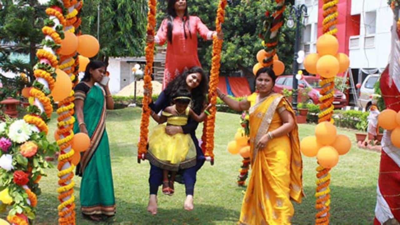ವರ್ಷದಲ್ಲಿ ಈ 3 ದಿನ ಮಹಿಳೆಯರು ಬರಿಗಾಲಲ್ಲಿ ನಡೀತಾರೆ, ಒಂದು ಕೆಲಸವನ್ನೂ ಮಾಡಲ್ಲ, ಪುರುಷರೇ ಎಲ್ಲಾ ಕೆಲಸ ಮಾಡ್ತಾರೆ! ವರ್ಷದಲ್ಲಿ ಈ 3 ದಿನ ಮಹಿಳೆಯರು ಬರಿಗಾಲಲ್ಲಿ ನಡೀತಾರೆ, ಒಂದು ಕೆಲಸವನ್ನೂ ಮಾಡಲ್ಲ, ಪುರುಷರೇ ಎಲ್ಲಾ ಕೆಲಸ ಮಾಡ್ತಾರೆ!
