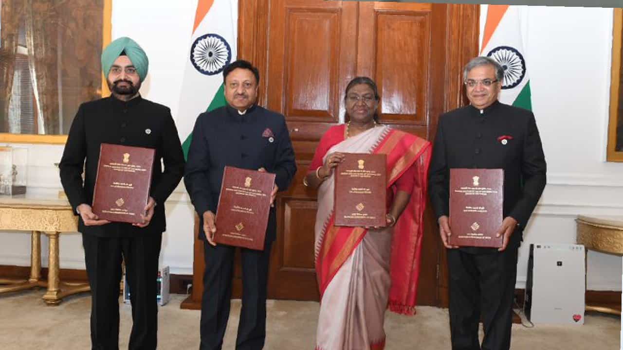 ಲೋಕಸಭಾ ಚುನಾವಣೆಯಲ್ಲಿ ಗೆದ್ದ ಅಭ್ಯರ್ಥಿಗಳ ಪಟ್ಟಿಯನ್ನು ರಾಷ್ಟ್ರಪತಿಗೆ ಹಸ್ತಾಂತರಿಸಿದ ಚುನಾವಣಾ ಆಯೋಗ
