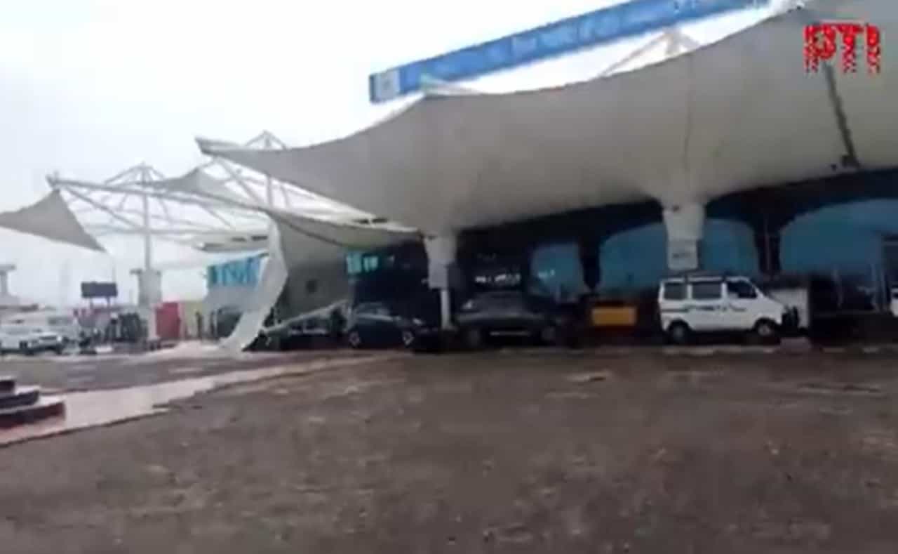 Rajkot Airport: ಭಾರೀ ಮಳೆಗೆ ರಾಜ್ಕೋಟ್ ವಿಮಾನ ನಿಲ್ದಾಣದ ಟರ್ಮಿನಲ್ನ ಹೊರಭಾಗದ ಮೇಲ್ಛಾವಣಿ ಕುಸಿತ Rajkot Airport: ಭಾರೀ ಮಳೆಗೆ ರಾಜ್ಕೋಟ್ ವಿಮಾನ ನಿಲ್ದಾಣದ ಟರ್ಮಿನಲ್ನ ಹೊರಭಾಗದ ಮೇಲ್ಛಾವಣಿ ಕುಸಿತ