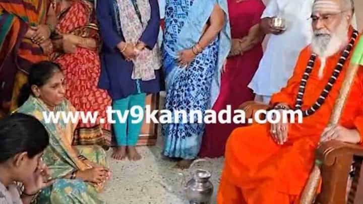ಮೃತ ರೇಣುಕಾ ತಾಯಿ, ಪತ್ನಿ ಕಣ್ಣೀರು: ಸಾಂತ್ವನ ಹೇಳಿದ ರಂಭಾಪುರಿ ಶ್ರೀಗಳು ಮೃತ ರೇಣುಕಾ ತಾಯಿ, ಪತ್ನಿ ಕಣ್ಣೀರು: ಸಾಂತ್ವನ ಹೇಳಿದ ರಂಭಾಪುರಿ ಶ್ರೀಗಳು