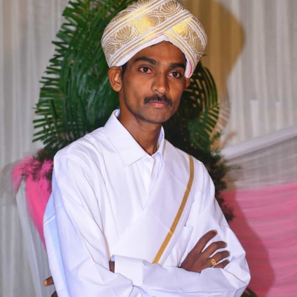ಚಿತ್ರದುರ್ಗದ ರೇಣುಕಾಸ್ವಾಮಿ ಎಂಬಾತನ ಕೊಲೆ ಪ್ರಕರಣಕ್ಕೆ ಸಂಬಂಧಿಸಿದಂತೆ ನಟ ದರ್ಶನ್ ಹಾಗೂ ಸಹಚರರನ್ನು ಬಂಧಿಸಲಾಗಿದೆ.