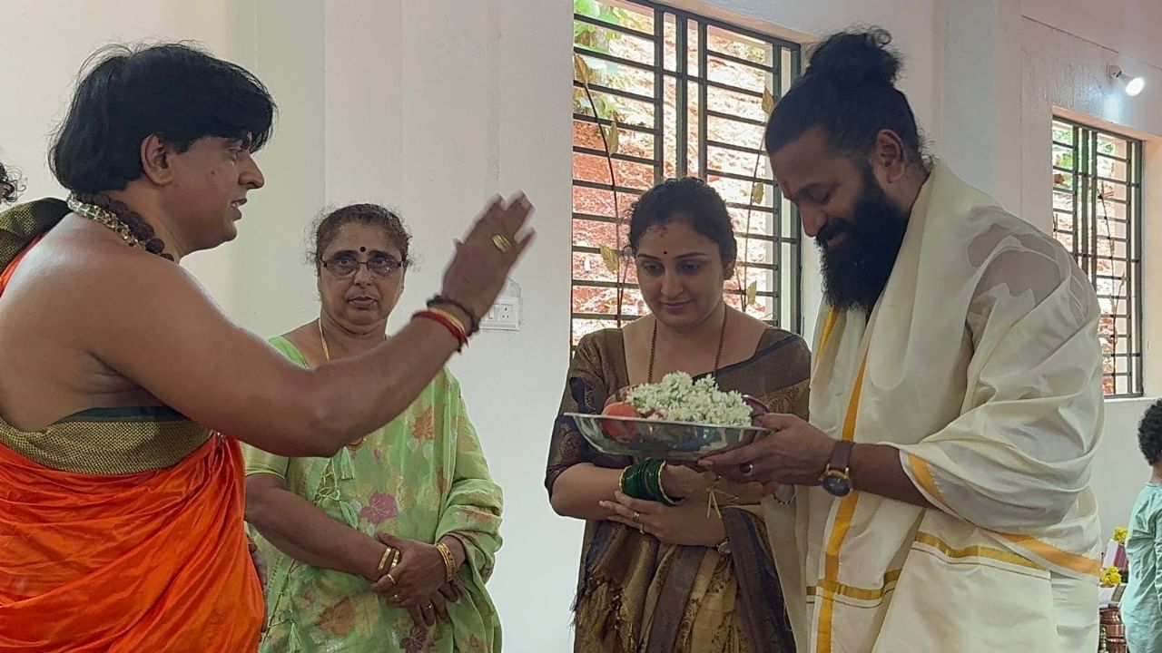 ನಟ, ನಿರ್ದೇಶಕ ರಿಷಬ್ ಶೆಟ್ಟಿ ನಟಿಸಿರುವ ‘ಕಾಂತಾರ’ ಸಿನಿಮಾ ಪ್ಯಾನ್ ಇಂಡಿಯಾ ಲೆವೆಲ್​ನಲ್ಲಿ ಸೂಪರ್ ಹಿಟ್ ಆಗಿದೆ. ಈಗ ‘ಕಾಂತಾರ ಚಾಪ್ಟರ್ 1’ ಬಗ್ಗೆ ನಿರೀಕ್ಷೆಗಳು ಬೆಟ್ಟದಷ್ಟಾಗಿದೆ.