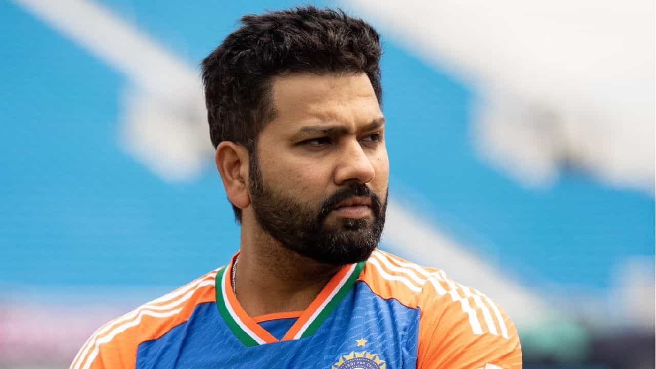 T20 World Cup 2024: ಭಾರತ ಮತ್ತು ಪಾಕಿಸ್ತಾನ್ (India vs Pakistan) ನಡುವಣ ಪಂದ್ಯಕ್ಕೂ ಮುನ್ನ ಟೀಮ್ ಇಂಡಿಯಾಗೆ ಆಘಾತ ಎದುರಾಗಿದೆ. ಭಾರತ ತಂಡದ ನಾಯಕ ರೋಹಿತ್ ಶರ್ಮಾ (Rohit Sharma) ಮತ್ತೆ ಗಾಯಗೊಂಡಿದ್ದಾರೆ. ಐರ್ಲೆಂಡ್ ವಿರುದ್ಧದ ಪಂದ್ಯದ ವೇಳೆ ಭುಜಕ್ಕೆ ಗಾಯ ಮಾಡಿಕೊಂಡಿದ್ದ ಹಿಟ್ಮ್ಯಾನ್ ಸಂಪೂರ್ಣವಾಗಿ ಚೇತರಿಸಿಕೊಂಡಿದ್ದರು.