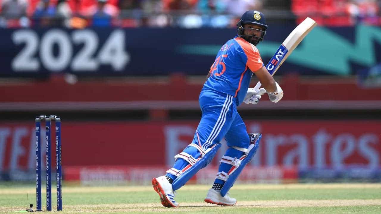 T20 World Cup 2024: ಟಿ20 ವಿಶ್ವಕಪ್ನ 2ನೇ ಸೆಮಿಫೈನಲ್ನಲ್ಲಿ ಭರ್ಜರಿ ಬ್ಯಾಟಿಂಗ್ ಪ್ರದರ್ಶಿಸುವ ಮೂಲಕ ಟೀಮ್ ಇಂಡಿಯಾ (Team India) ನಾಯಕ ರೋಹಿತ್ ಶರ್ಮಾ (Rohit Sharma) ಹಲವು ದಾಖಲೆಗಳನ್ನು ತಮ್ಮದಾಗಿಸಿಕೊಂಡಿದ್ದಾರೆ. ಇಂಗ್ಲೆಂಡ್ ವಿರುದ್ಧದ ಈ ಪಂದ್ಯದಲ್ಲಿ ಆರಂಭಿಕನಾಗಿ ಕಣಕ್ಕಿಳಿದ ಹಿಟ್ಮ್ಯಾನ್ 39 ಎಸೆತಗಳಲ್ಲಿ 2 ಭರ್ಜರಿ ಸಿಕ್ಸ್ ಹಾಗೂ 6 ಫೋರ್ಗಳೊಂದಿಗೆ 57 ರನ್ ಬಾರಿಸಿದ್ದರು.