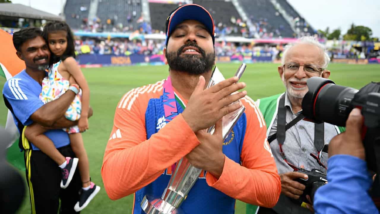 T20 World Cup 2024: ಭಾರತ ತಂಡದ ಬಹುದೊಡ್ಡ ಕನಸು ಈಡೇರಿದೆ. 2013 ರಿಂದ ಟೀಮ್ ಇಂಡಿಯಾ (Team India) ಪಾಲಿಗೆ ಮರೀಚಿಕೆಯಾಗಿದ್ದ ಐಸಿಸಿ ಟ್ರೋಫಿ ಇದೀಗ ಟಿ20 ವಿಶ್ವಕಪ್ ರೂಪದಲ್ಲಿ ಮರಳಿ ಸಿಕ್ಕಿದೆ. ಅದರಲ್ಲೂ ನಾಯಕನಾಗಿ ಒಂದೇ ಒಂದು ಟ್ರೋಫಿ ಗೆಲ್ಲಬೇಕೆಂಬ ಕನಸು ಹೊತ್ತಿದ್ದ ರೋಹಿತ್ ಶರ್ಮಾ (Rohit Sharma) ಕೊನೆಗೂ ವಿಶ್ವಕಪ್ ಕಿರೀಟವನ್ನು ಮುಡಿಗೇರಿಸಿಕೊಂಡಿದ್ದಾರೆ.