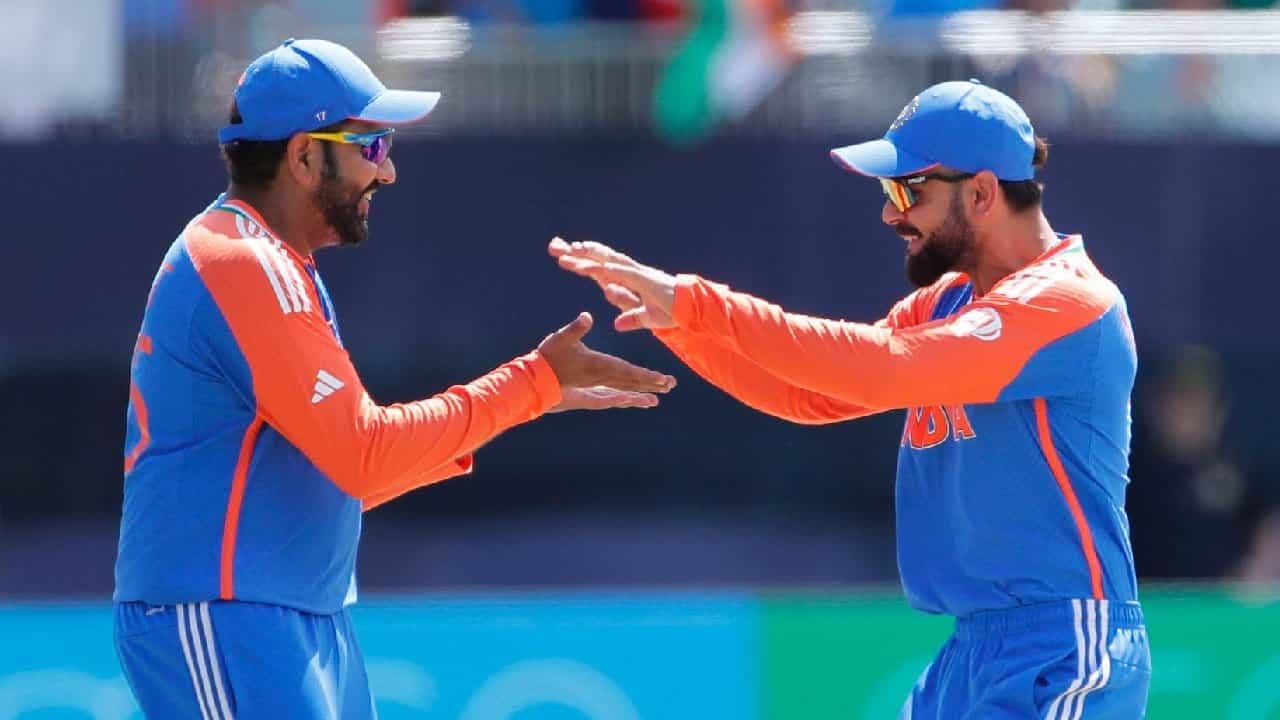 T20 World Cup 2024: ಟಿ20 ವಿಶ್ವಕಪ್ನ ಮಹಾಸಮರಕ್ಕೆ ವೇದಿಕೆ ಸಿದ್ಧವಾಗಿದೆ. ಬಾರ್ಬಡೋಸ್ನ ಕೆನ್ಸಿಂಗ್ಟನ್ ಓವಲ್ ಮೈದಾನದಲ್ಲಿ ನಡೆಯಲಿರುವ ಫೈನಲ್ ಪಂದ್ಯದಲ್ಲಿ ಭಾರತ ಮತ್ತು ಸೌತ್ ಆಫ್ರಿಕಾ (India vs South Africa) ತಂಡಗಳು ಮುಖಾಮುಖಿಯಾಗಲಿದೆ. ಈ ಪಂದ್ಯವು ಟೀಮ್ ಇಂಡಿಯಾದ ಇಬ್ಬರು ದಿಗ್ಗಜರಿಗೆ ಕೊನೆಯ ವಿಶ್ವಕಪ್ ಪಂದ್ಯವಾಗಿರಲಿದೆ. ಅಂದರೆ ಈ ಬಾರಿಯ ಟಿ20 ವಿಶ್ವಕಪ್ನೊಂದಿಗೆ ರೋಹಿತ್ ಶರ್ಮಾ ಹಾಗೂ ವಿರಾಟ್ ಕೊಹ್ಲಿಯ ಟಿ20 ಅಂತಾರಾಷ್ಟ್ರೀಯ ಕೆರಿಯರ್ ಕೊನೆಗೊಳ್ಳುವುದು ಬಹುತೇಕ ಖಚಿತ.