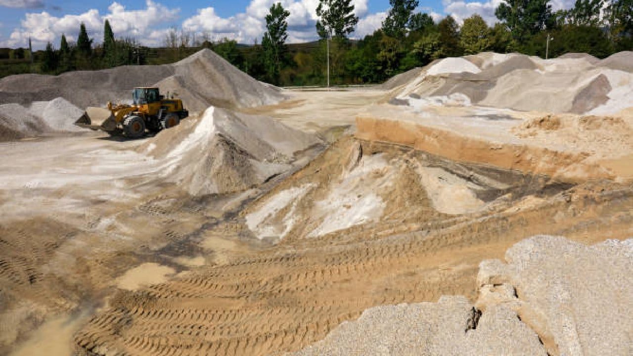 ಮಧ್ಯಪ್ರದೇಶದ ಜಬಲ್ಪುರದಲ್ಲಿ ಮರಳು ಗಣಿಗಾರಿಕೆ ವೇಳೆ ಮೂವರು ಸಾವು ಮಧ್ಯಪ್ರದೇಶದ ಜಬಲ್ಪುರದಲ್ಲಿ ಮರಳು ಗಣಿಗಾರಿಕೆ ವೇಳೆ ಮೂವರು ಸಾವು