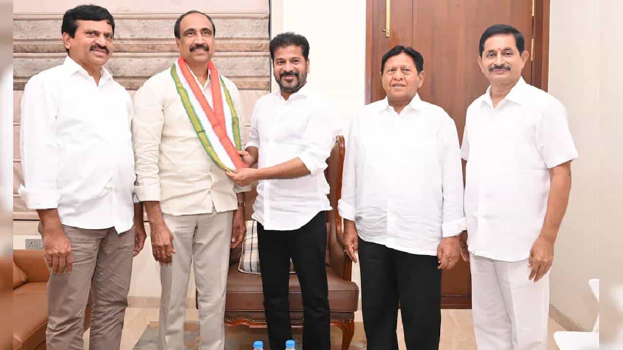 ತೆಲಂಗಾಣದಲ್ಲಿ ಮತ್ತೊಬ್ಬ ಬಿಆರ್ಎಸ್ ಶಾಸಕ ಕಾಂಗ್ರೆಸ್ ಸೇರ್ಪಡೆ, ಕೆಸಿಆರ್ಗೆ ಆಘಾತ ತೆಲಂಗಾಣದಲ್ಲಿ ಮತ್ತೊಬ್ಬ ಬಿಆರ್ಎಸ್ ಶಾಸಕ ಕಾಂಗ್ರೆಸ್ ಸೇರ್ಪಡೆ, ಕೆಸಿಆರ್ಗೆ ಆಘಾತ