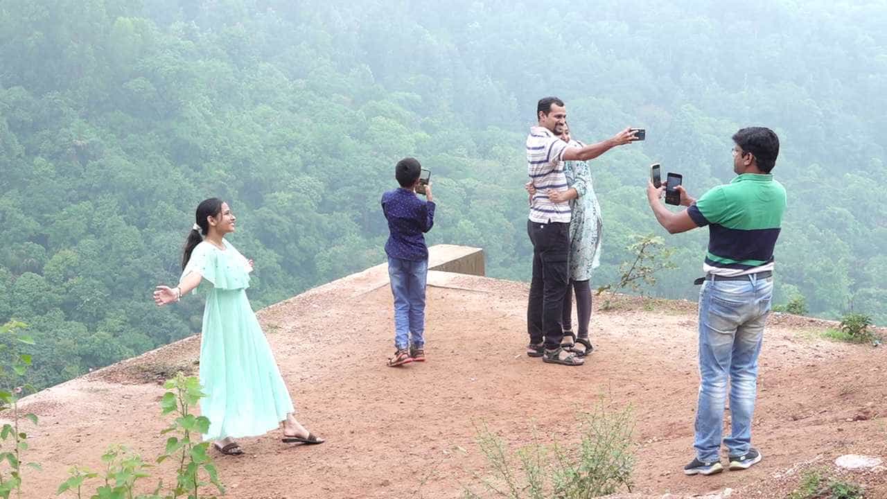 ಮಡಿಕೇರಿ: ಅಪಾಯದ ಸ್ಥಳ ಲೆಕ್ಕಿಸದೆ ಸೆಲ್ಫಿಗಾಗಿ ಮುಗಿಬಿದ್ದ ಪ್ರವಾಸಿಗರು ಮಡಿಕೇರಿ: ಅಪಾಯದ ಸ್ಥಳ ಲೆಕ್ಕಿಸದೆ ಸೆಲ್ಫಿಗಾಗಿ ಮುಗಿಬಿದ್ದ ಪ್ರವಾಸಿಗರು