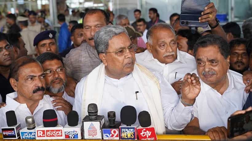 ಸದ್ಯಕ್ಕೆ ಅಧಿಕಾರಿಗಳ ವರ್ಗಾವಣೆ ಇಲ್ಲ: ಸಚಿವರಿಗೆ ಸಿದ್ದರಾಮಯ್ಯ ಖಡಕ್ ಎಚ್ಚರಿಕೆ