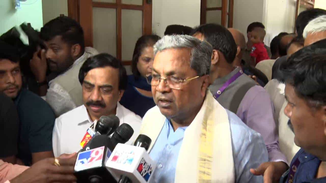 ಹಾಲಿನ ದರ ಏರಿಕೆ ಮಾಡುವುದು ಸರ್ಕಾರ ಅಲ್ಲ, ಕೆಎಂಎಫ್; ಈ ಬಗ್ಗೆ ಚರ್ಚೆ ಮಾಡ್ತೀನಿ -ಸಿಎಂ ಸಿದ್ದರಾಮಯ್ಯ ಹಾಲಿನ ದರ ಏರಿಕೆ ಮಾಡುವುದು ಸರ್ಕಾರ ಅಲ್ಲ, ಕೆಎಂಎಫ್; ಈ ಬಗ್ಗೆ ಚರ್ಚೆ ಮಾಡ್ತೀನಿ -ಸಿಎಂ ಸಿದ್ದರಾಮಯ್ಯ