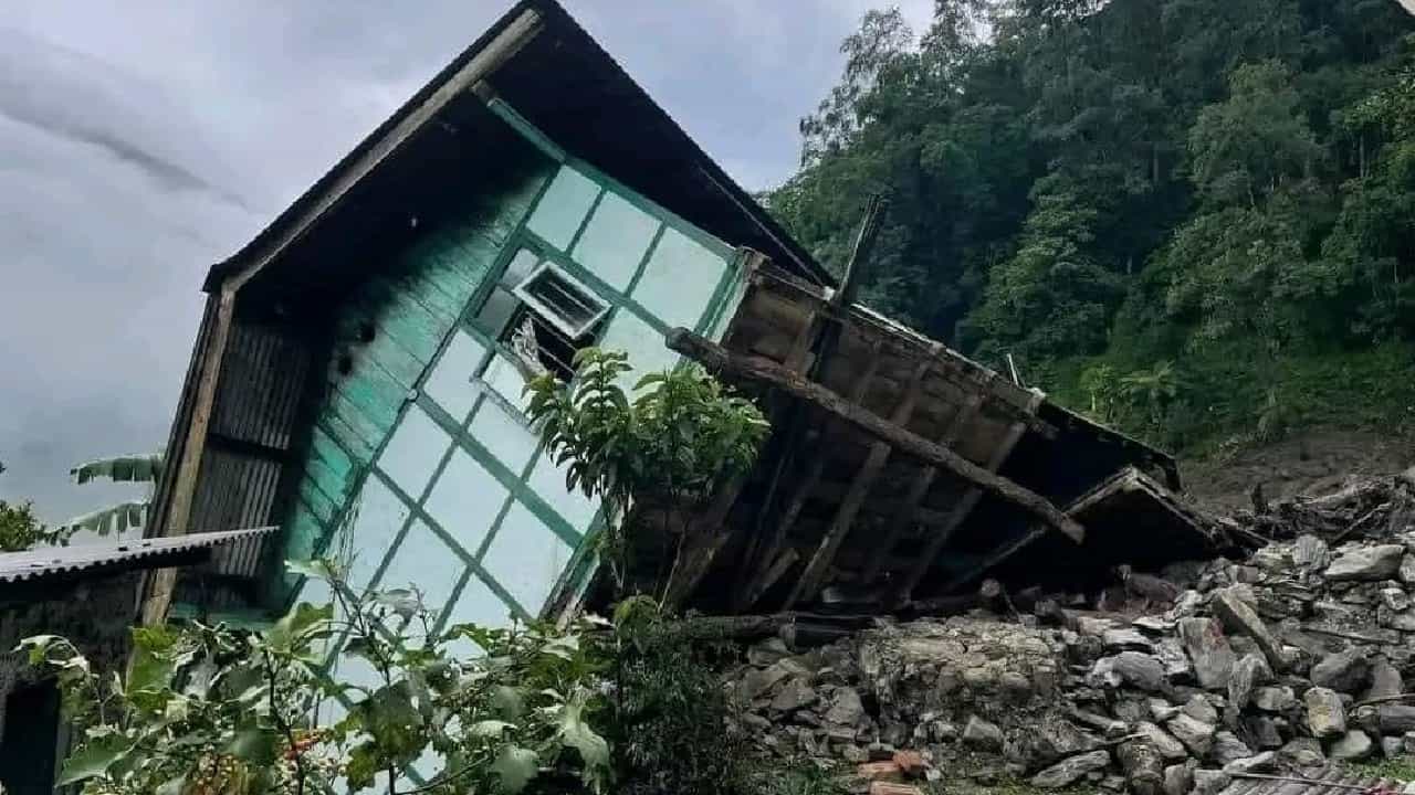 Sikkim Landslides: ಈಶಾನ್ಯ ರಾಜ್ಯದಲ್ಲಿ ಭಾರೀ ಪ್ರವಾಹ, ಭೂಕುಸಿತ; ಮೃತರ ಕುಟುಂಬಕ್ಕೆ ಸಿಕ್ಕಿಂ ಸಿಎಂ ಪರಿಹಾರ ಘೋಷಣೆ Sikkim Landslides: ಈಶಾನ್ಯ ರಾಜ್ಯದಲ್ಲಿ ಭಾರೀ ಪ್ರವಾಹ, ಭೂಕುಸಿತ; ಮೃತರ ಕುಟುಂಬಕ್ಕೆ ಸಿಕ್ಕಿಂ ಸಿಎಂ ಪರಿಹಾರ ಘೋಷಣೆ
