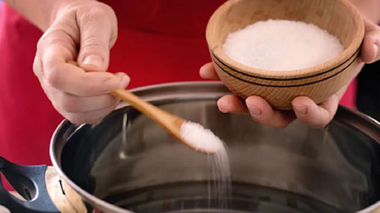Cooking Tips : ಅಡುಗೆಯಲ್ಲಿ ಉಪ್ಪು ಹೆಚ್ಚಾದರೆ ಟೆನ್ಶನ್ ಮಾಡಿಕೊಳ್ಬೇಡಿ, ತಕ್ಷಣವೇ ಹೀಗೆ ಮಾಡಿ Cooking Tips : ಅಡುಗೆಯಲ್ಲಿ ಉಪ್ಪು ಹೆಚ್ಚಾದರೆ ಟೆನ್ಶನ್ ಮಾಡಿಕೊಳ್ಬೇಡಿ, ತಕ್ಷಣವೇ ಹೀಗೆ ಮಾಡಿ