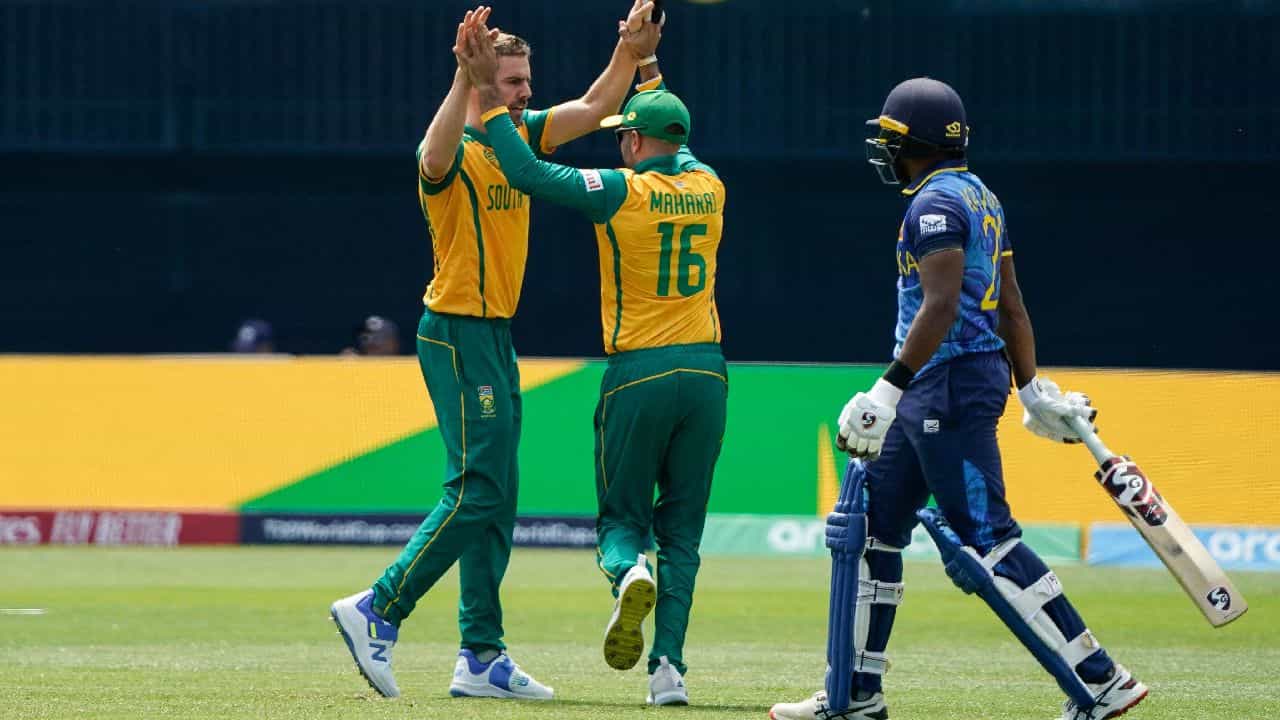 SL vs SA: ಶ್ರೀಲಂಕಾಗೆ ಸೋಲುಣಿಸಿ ಶುಭಾರಂಭ ಮಾಡಿದ ಸೌತ್ ಆಫ್ರಿಕಾ SL vs SA: ಶ್ರೀಲಂಕಾಗೆ ಸೋಲುಣಿಸಿ ಶುಭಾರಂಭ ಮಾಡಿದ ಸೌತ್ ಆಫ್ರಿಕಾ