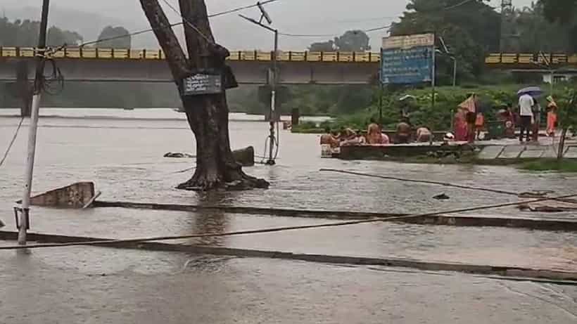 ತುಂಬಿ ಹರಿಯುತ್ತಿರುವ ಕುಮಾರಧಾರ, ನೇತ್ರಾವತಿ: ನದಿಗಳಿಗೆ ಇಳಿಯದಂತೆ ಜಿಲ್ಲಾಡಳಿತ ಸೂಚನೆ