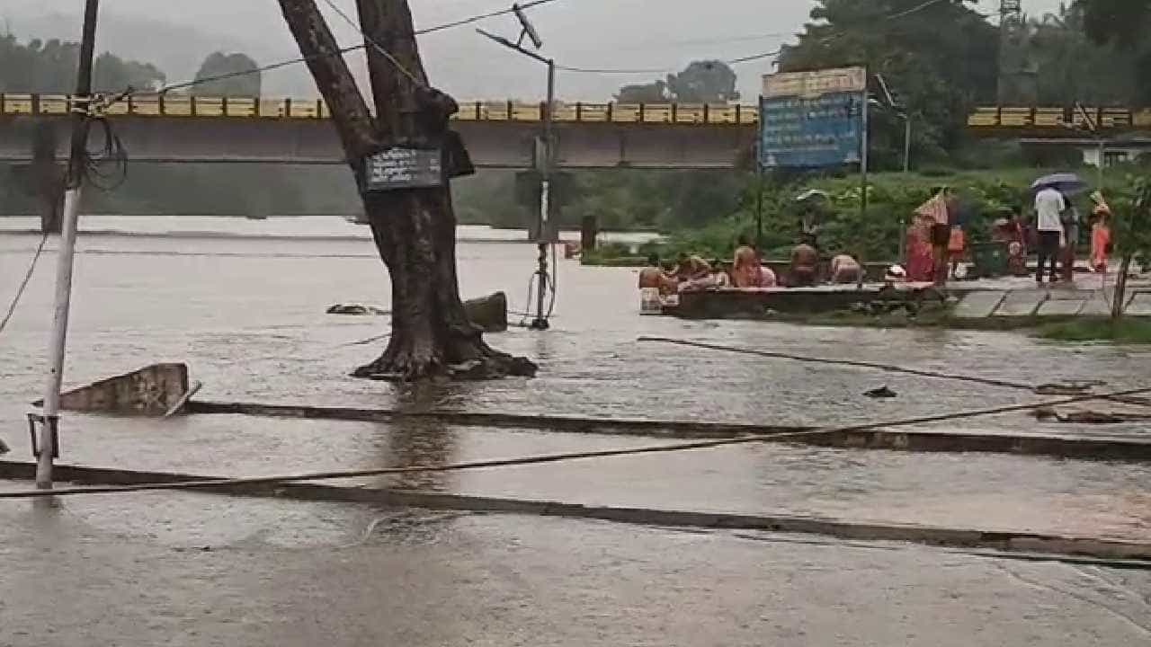 ತುಂಬಿ ಹರಿಯುತ್ತಿರುವ ಕುಮಾರಧಾರ, ನೇತ್ರಾವತಿ: ನದಿಗಳಿಗೆ ಇಳಿಯದಂತೆ ಜಿಲ್ಲಾಡಳಿತ ಸೂಚನೆ ತುಂಬಿ ಹರಿಯುತ್ತಿರುವ ಕುಮಾರಧಾರ, ನೇತ್ರಾವತಿ: ನದಿಗಳಿಗೆ ಇಳಿಯದಂತೆ ಜಿಲ್ಲಾಡಳಿತ ಸೂಚನೆ