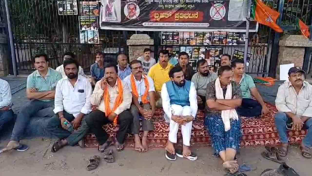 ವಾಲ್ಮೀಕಿ ಅಭಿವೃದ್ಧಿ ನಿಗಮ ಅಕ್ರಮ: 10 ಕೋಟಿ ವಶಕ್ಕೆ, ಪ್ರತಿಭಟನೆ ನಡೆಸಿ ಸರ್ಕಾರಕ್ಕೆ 3 ಬೇಡಿಕೆ ಇಟ್ಟ ಶ್ರೀರಾಮುಲು ವಾಲ್ಮೀಕಿ ಅಭಿವೃದ್ಧಿ ನಿಗಮ ಅಕ್ರಮ: 10 ಕೋಟಿ ವಶಕ್ಕೆ, ಪ್ರತಿಭಟನೆ ನಡೆಸಿ ಸರ್ಕಾರಕ್ಕೆ 3 ಬೇಡಿಕೆ ಇಟ್ಟ ಶ್ರೀರಾಮುಲು
