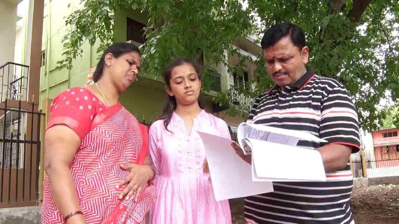 SSLC ಮೌಲ್ಯಮಾಪನ ಎಡವಟ್ಟು; ಮರು ಮೌಲ್ಯಮಾಪನ ವೇಳೆ ತಾಲೂಕಿಗೆ ಟಾಪರ್, ಇಷ್ಟಪಟ್ಟ ಕಾಲೇಜು ಸಿಗಲಿಲ್ಲವೆಂದು ವಿದ್ಯಾರ್ಥಿನಿ ಅಳಲು SSLC ಮೌಲ್ಯಮಾಪನ ಎಡವಟ್ಟು; ಮರು ಮೌಲ್ಯಮಾಪನ ವೇಳೆ ತಾಲೂಕಿಗೆ ಟಾಪರ್, ಇಷ್ಟಪಟ್ಟ ಕಾಲೇಜು ಸಿಗಲಿಲ್ಲವೆಂದು ವಿದ್ಯಾರ್ಥಿನಿ ಅಳಲು