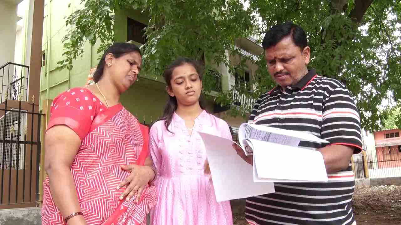 SSLC ಮೌಲ್ಯಮಾಪನ ಎಡವಟ್ಟು; ಮರು ಮೌಲ್ಯಮಾಪನ ವೇಳೆ ತಾಲೂಕಿಗೆ ಟಾಪರ್, ಇಷ್ಟಪಟ್ಟ ಕಾಲೇಜು ಸಿಗಲಿಲ್ಲವೆಂದು ವಿದ್ಯಾರ್ಥಿನಿ ಅಳಲು SSLC ಮೌಲ್ಯಮಾಪನ ಎಡವಟ್ಟು; ಮರು ಮೌಲ್ಯಮಾಪನ ವೇಳೆ ತಾಲೂಕಿಗೆ ಟಾಪರ್, ಇಷ್ಟಪಟ್ಟ ಕಾಲೇಜು ಸಿಗಲಿಲ್ಲವೆಂದು ವಿದ್ಯಾರ್ಥಿನಿ ಅಳಲು