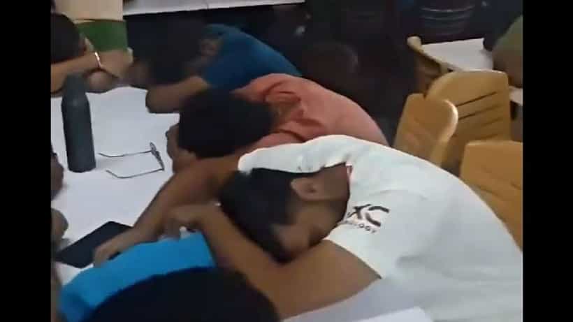 Viral Video: ಹಾಸ್ಟೆಲ್ನಲ್ಲಿ AC ಅಳವಡಿಸುವಂತೆ ಒತ್ತಾಯಿಸಿ ಮೆಸ್ನಲ್ಲಿ ಮಲಗಿ ವಿದ್ಯಾರ್ಥಿಗಳ ಪ್ರತಿಭಟನೆ