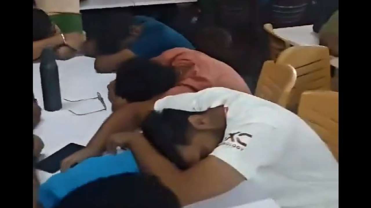 Viral Video: ಹಾಸ್ಟೆಲ್ನಲ್ಲಿ AC ಅಳವಡಿಸುವಂತೆ ಒತ್ತಾಯಿಸಿ ಮೆಸ್ನಲ್ಲಿ ಮಲಗಿ ವಿದ್ಯಾರ್ಥಿಗಳ ಪ್ರತಿಭಟನೆ
