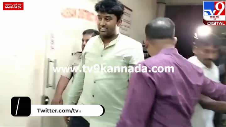 ಲೈಂಗಿಕ ದೌರ್ಜನ್ಯ ಆರೋಪ; ಸೂರಜ್ ರೇವಣ್ಣರನ್ನ ಠಾಣೆಗೆ ಕರೆತಂದ ಪೊಲೀಸರು ಲೈಂಗಿಕ ದೌರ್ಜನ್ಯ ಆರೋಪ; ಸೂರಜ್ ರೇವಣ್ಣರನ್ನ ಠಾಣೆಗೆ ಕರೆತಂದ ಪೊಲೀಸರು
