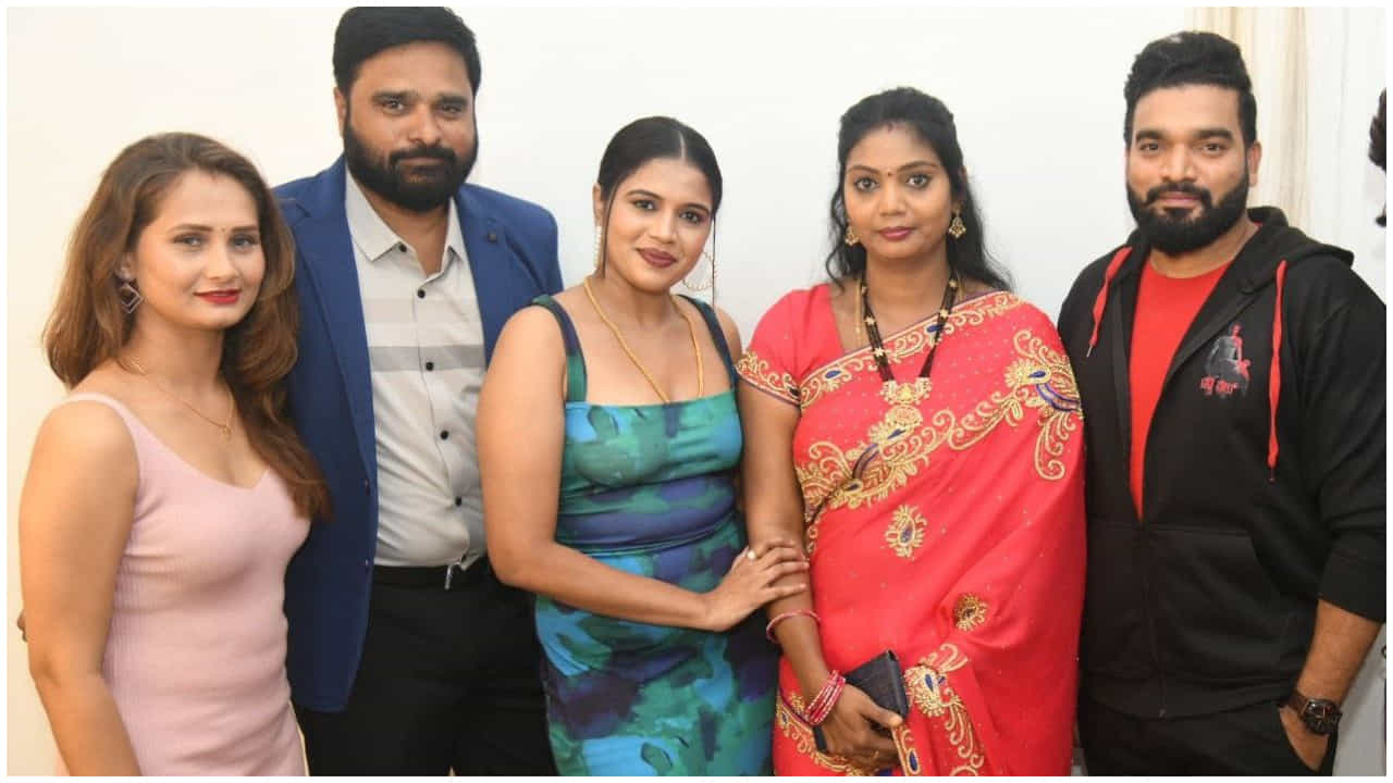 ‘ಟೆಡ್ಡಿ ಬೇರ್’ ಚಿತ್ರತಂಡಕ್ಕೆ ಸಿಕ್ತು ಹಿರಿಯ ನಿರ್ದೇಶಕ ಓಂ ಸಾಯಿ ಪ್ರಕಾಶ್ ಹಾರೈಕೆ ‘ಟೆಡ್ಡಿ ಬೇರ್’ ಚಿತ್ರತಂಡಕ್ಕೆ ಸಿಕ್ತು ಹಿರಿಯ ನಿರ್ದೇಶಕ ಓಂ ಸಾಯಿ ಪ್ರಕಾಶ್ ಹಾರೈಕೆ