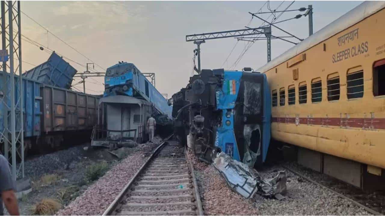 ಪಂಜಾಬ್: ಎರಡು ಗೂಡ್ಸ್ ರೈಲುಗಳು ಮುಖಾಮುಖಿ ಡಿಕ್ಕಿ, ಇಬ್ಬರು ಲೋಕೋಪೈಲಟ್ಗಳಿಗೆ ಗಂಭೀರ ಗಾಯ ಪಂಜಾಬ್: ಎರಡು ಗೂಡ್ಸ್ ರೈಲುಗಳು ಮುಖಾಮುಖಿ ಡಿಕ್ಕಿ, ಇಬ್ಬರು ಲೋಕೋಪೈಲಟ್ಗಳಿಗೆ ಗಂಭೀರ ಗಾಯ