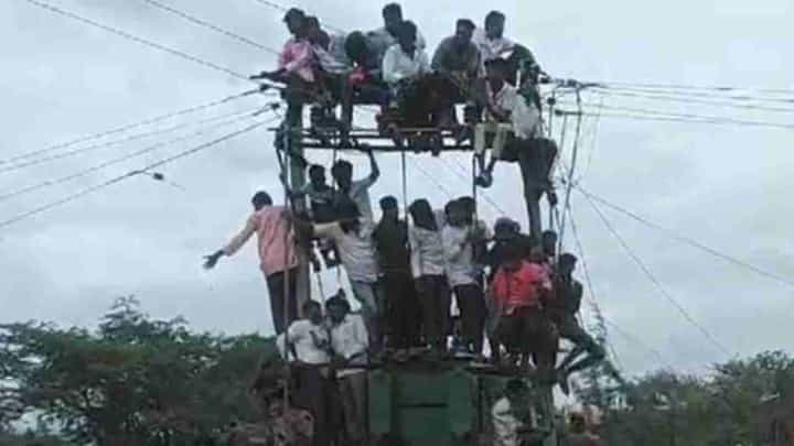 ಹೋರಿ ಬೆದರಿಸುವುದನ್ನು ನೋಡಲು ವಿದ್ಯುತ್ ಟಿಸಿ ಏರಿ ಕೂತರು: ಜನರ ಹುಚ್ಚಾಟದ ವಿಡಿಯೋ ನೋಡಿ ಹೋರಿ ಬೆದರಿಸುವುದನ್ನು ನೋಡಲು ವಿದ್ಯುತ್ ಟಿಸಿ ಏರಿ ಕೂತರು: ಜನರ ಹುಚ್ಚಾಟದ ವಿಡಿಯೋ ನೋಡಿ