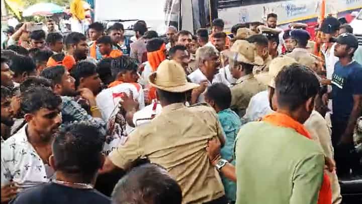 ಬಸವ ಜಯಂತಿ ಮೆರವಣಿಗೆಯಲ್ಲಿ ಕಿರಿಕ್; ಪೊಲೀಸರಿಂದ ಲಘು ಲಾಠಿ ಪ್ರಹಾರ ಬಸವ ಜಯಂತಿ ಮೆರವಣಿಗೆಯಲ್ಲಿ ಕಿರಿಕ್; ಪೊಲೀಸರಿಂದ ಲಘು ಲಾಠಿ ಪ್ರಹಾರ