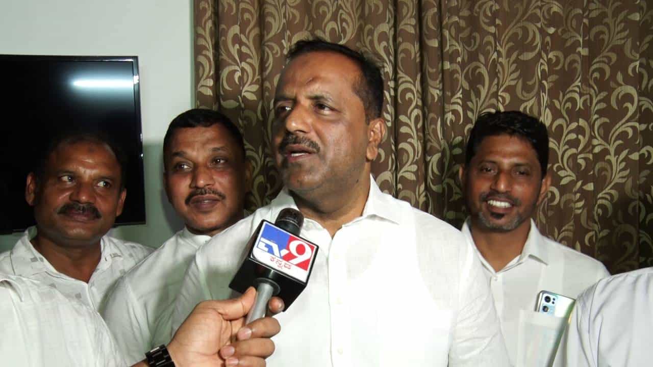 ಪಾಕಿಸ್ತಾನದ ಜೊತೆ ಕ್ರಿಕೆಟ್ ಆಡಲೇಬಾರದು, ಆಡಿದರೂ ಹೀನಾಯವಾಗಿ ಸೋಲಿಸಬೇಕೆಂದ ಸ್ಪೀಕರ್ ಯುಟಿ ಖಾದರ್ ಪಾಕಿಸ್ತಾನದ ಜೊತೆ ಕ್ರಿಕೆಟ್ ಆಡಲೇಬಾರದು, ಆಡಿದರೂ ಹೀನಾಯವಾಗಿ ಸೋಲಿಸಬೇಕೆಂದ ಸ್ಪೀಕರ್ ಯುಟಿ ಖಾದರ್