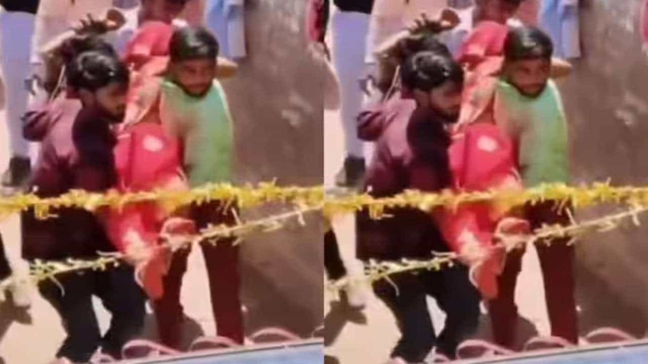 Video Viral: ಮದುವೆ ಮನೆಯಿಂದಲೇ ವಧುವನ್ನು ಹೊತ್ಯೊಯ್ದ ನಾಲ್ವರು ಯುವಕರು Video Viral: ಮದುವೆ ಮನೆಯಿಂದಲೇ ವಧುವನ್ನು ಹೊತ್ಯೊಯ್ದ ನಾಲ್ವರು ಯುವಕರು