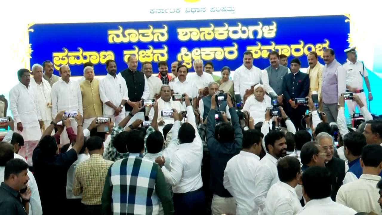 ಪ್ರಮಾಣ ವಚನ ಸ್ವೀಕರಿಸಿದ 17 ಪರಿಷತ್ ಸದಸ್ಯರು, ಮೊದಲ ಬಾರಿಗೆ ಪರಿಷತ್ ಪ್ರವೇಶಿಸಿದ ಯತೀಂದ್ರ ಪ್ರಮಾಣ ವಚನ ಸ್ವೀಕರಿಸಿದ 17 ಪರಿಷತ್ ಸದಸ್ಯರು, ಮೊದಲ ಬಾರಿಗೆ ಪರಿಷತ್ ಪ್ರವೇಶಿಸಿದ ಯತೀಂದ್ರ 