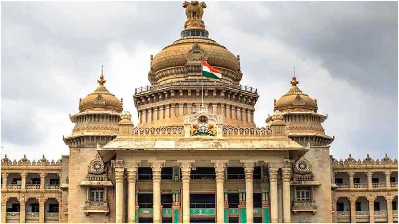 ಹಗರಣಗಳೇ ಬಿಜೆಪಿ ನಾಯಕರಿಗೆ ಅಸ್ತ್ರ..ಕಾಂಗ್ರೆಸ್ನಿಂದ ಪ್ರತ್ಯಸ್ತ್ರ: ಸದನ ಸಮರ ಫಿಕ್ಸ್ ಹಗರಣಗಳೇ ಬಿಜೆಪಿ ನಾಯಕರಿಗೆ ಅಸ್ತ್ರ..ಕಾಂಗ್ರೆಸ್ನಿಂದ ಪ್ರತ್ಯಸ್ತ್ರ: ಸದನ ಸಮರ ಫಿಕ್ಸ್