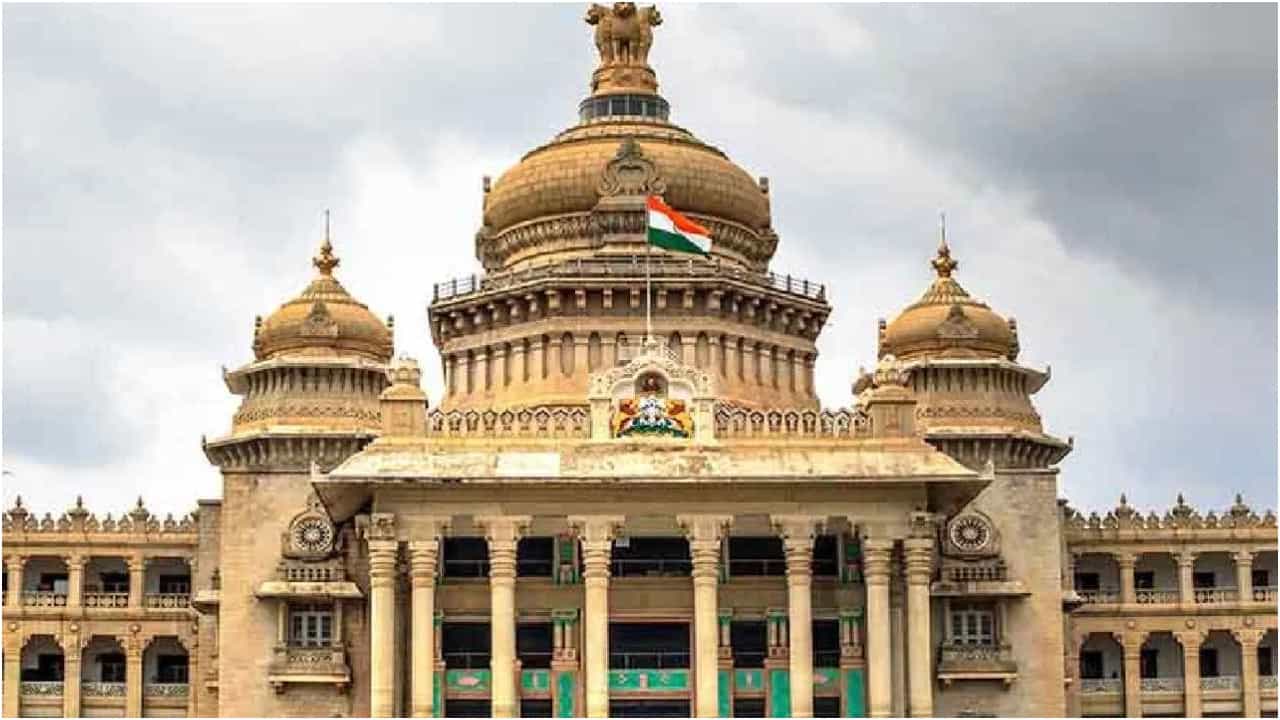 ಹಗರಣಗಳೇ ಬಿಜೆಪಿ ನಾಯಕರಿಗೆ ಅಸ್ತ್ರ..ಕಾಂಗ್ರೆಸ್ನಿಂದ ಪ್ರತ್ಯಸ್ತ್ರ: ಸದನ ಸಮರ ಫಿಕ್ಸ್ ಹಗರಣಗಳೇ ಬಿಜೆಪಿ ನಾಯಕರಿಗೆ ಅಸ್ತ್ರ..ಕಾಂಗ್ರೆಸ್ನಿಂದ ಪ್ರತ್ಯಸ್ತ್ರ: ಸದನ ಸಮರ ಫಿಕ್ಸ್