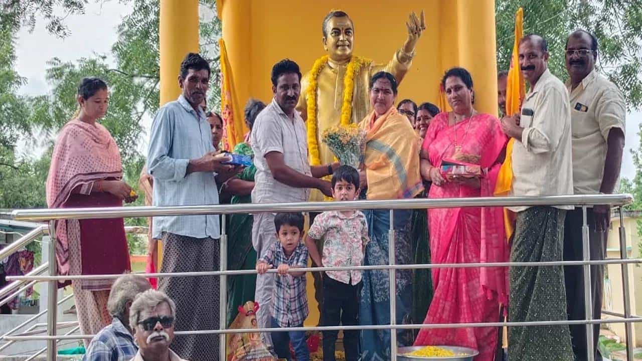 ಚಂದ್ರಬಾಬು ನಾಯ್ಡು ಗೆದ್ದ ಖುಷಿಯಲ್ಲೇ ಐದು ವರ್ಷದ ಬಳಿಕ ಮನೆಗೆ ಮರಳಿದ ಮಹಿಳೆ ಚಂದ್ರಬಾಬು ನಾಯ್ಡು ಗೆದ್ದ ಖುಷಿಯಲ್ಲೇ ಐದು ವರ್ಷದ ಬಳಿಕ ಮನೆಗೆ ಮರಳಿದ ಮಹಿಳೆ