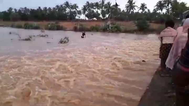 ವಿಜಯನಗರ: ಹಳ್ಳದಲ್ಲಿ ಕೈ ತೊಳೆಯಲು ಹೋದ ಯುವಕ ಏನಾದ ನೋಡಿ, ವಿಡಿಯೋ ಇಲ್ಲಿದೆ ವಿಜಯನಗರ: ಹಳ್ಳದಲ್ಲಿ ಕೈ ತೊಳೆಯಲು ಹೋದ ಯುವಕ ಏನಾದ ನೋಡಿ, ವಿಡಿಯೋ ಇಲ್ಲಿದೆ