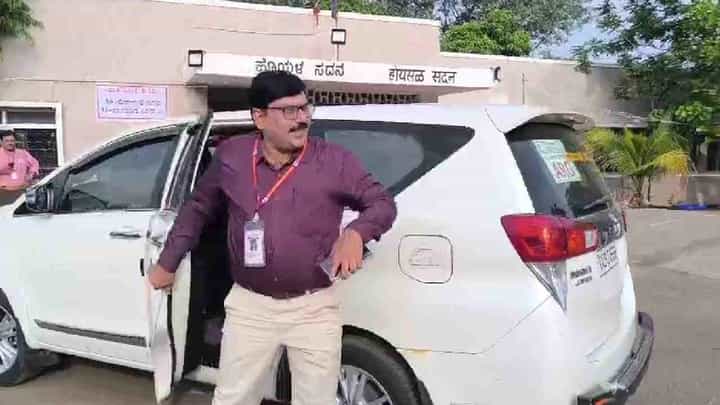 Lok Sabha Election 2024: ಸ್ಟ್ರಾಂಗ್ ರೂಮ್ ಕೀ ಮನೆಯಲ್ಲೇ ಬಿಟ್ಟು ಬಂದ ಅಧಿಕಾರಿ! Lok Sabha Election 2024: ಸ್ಟ್ರಾಂಗ್ ರೂಮ್ ಕೀ ಮನೆಯಲ್ಲೇ ಬಿಟ್ಟು ಬಂದ ಅಧಿಕಾರಿ!