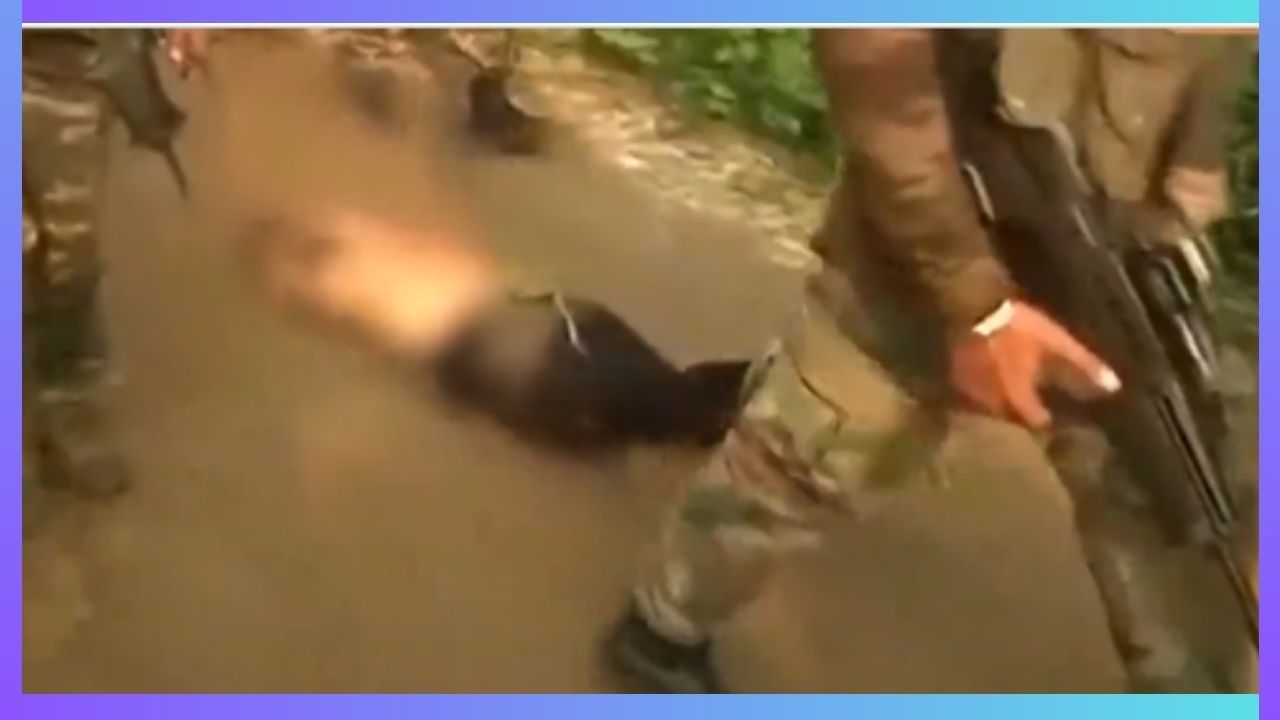 Viral Video: ಇದು ನೋಡಿ ಭಾರತೀಯ ಸೇನೆ ತಾಕತ್ತು, ಎನ್ಕೌಂಟರ್ ಮಾಡಿ ಉಗ್ರನನ್ನು ನಡು ರಸ್ತೆಯಲ್ಲಿ ಎಳೆದುಕೊಂಡು ಹೋದ ಸೇನೆ Viral Video: ಇದು ನೋಡಿ ಭಾರತೀಯ ಸೇನೆ ತಾಕತ್ತು, ಎನ್ಕೌಂಟರ್ ಮಾಡಿ ಉಗ್ರನನ್ನು ನಡು ರಸ್ತೆಯಲ್ಲಿ ಎಳೆದುಕೊಂಡು ಹೋದ ಸೇನೆ