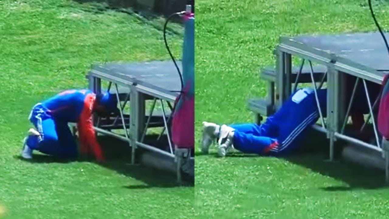 VIDEO: ಇದೇನು ಗಲ್ಲಿ ಕ್ರಿಕೆಟಾ? ಚೆಂಡಿಗಾಗಿ ವೇದಿಕೆ ಕೆಳಗೆ ನುಗ್ಗಿದ ವಿರಾಟ್ ಕೊಹ್ಲಿ VIDEO: ಇದೇನು ಗಲ್ಲಿ ಕ್ರಿಕೆಟಾ? ಚೆಂಡಿಗಾಗಿ ವೇದಿಕೆ ಕೆಳಗೆ ನುಗ್ಗಿದ ವಿರಾಟ್ ಕೊಹ್ಲಿ