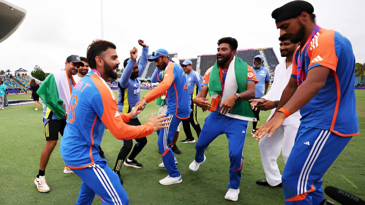 Virat Kohli: ವಿಶ್ವಕಪ್ ಗೆದ್ದ ಬಳಿಕ ವಿರಾಟ್ ಕೊಹ್ಲಿಯ ಮಸ್ತ್ ಡ್ಯಾನ್ಸ್: ವಿಡಿಯೋ ವೀಕ್ಷಿಸಿ Virat Kohli: ವಿಶ್ವಕಪ್ ಗೆದ್ದ ಬಳಿಕ ವಿರಾಟ್ ಕೊಹ್ಲಿಯ ಮಸ್ತ್ ಡ್ಯಾನ್ಸ್: ವಿಡಿಯೋ ವೀಕ್ಷಿಸಿ