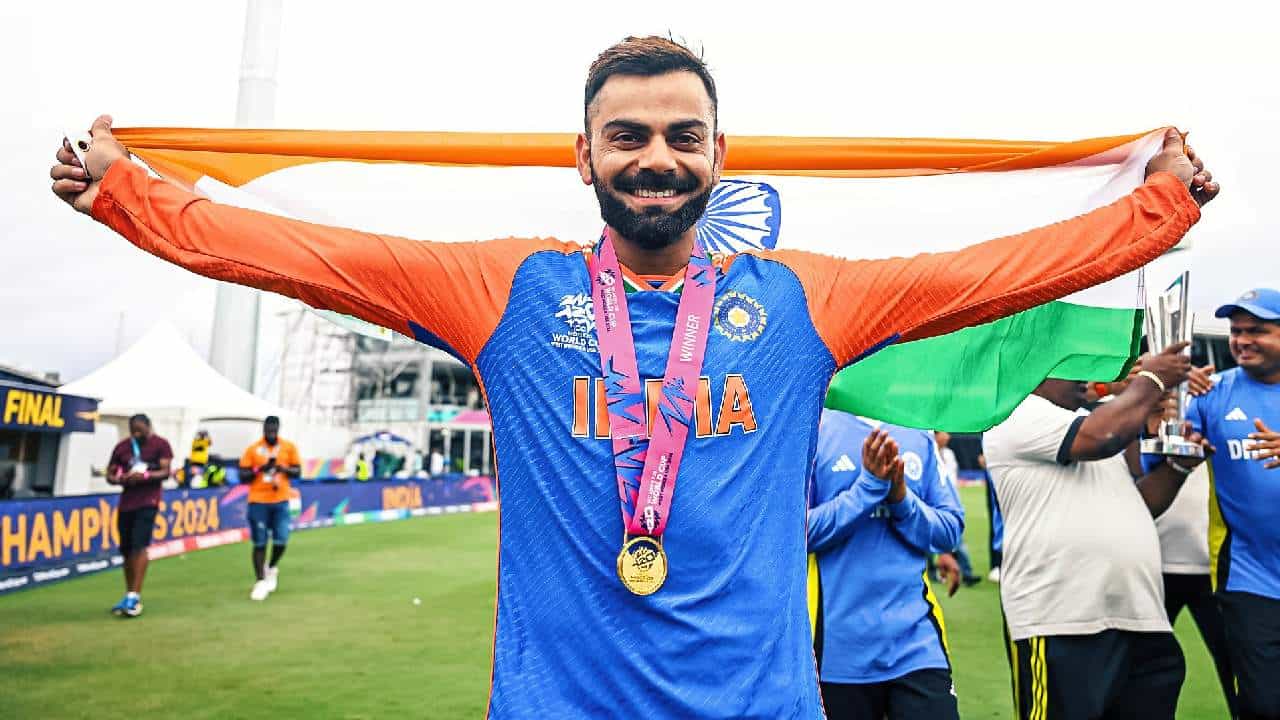 T20 World Cup 2024: ಟಿ20 ವಿಶ್ವಕಪ್ನ ಫೈನಲ್ ಪಂದ್ಯದ ಮೂಲಕ ವಿರಾಟ್ ಕೊಹ್ಲಿ (Virat Kohli) ಟಿ20 ಅಂತಾರಾಷ್ಟ್ರೀಯ ಕ್ರಿಕೆಟ್ಗೆ ವಿದಾಯ ಹೇಳಿದ್ದಾರೆ. ಬಾರ್ಬಡೋಸ್ನ ಕೆನ್ಸಿಂಗ್ಟನ್ ಓವಲ್ ಮೈದಾನದಲ್ಲಿ ನಡೆದ ಈ ಪಂದ್ಯದಲ್ಲಿ ಮೊದಲು ಬ್ಯಾಟ್ ಮಾಡಿದ ಟೀಮ್ ಇಂಡಿಯಾ ಪರ ವಿರಾಟ್ ಕೊಹ್ಲಿ ಉತ್ತಮ ಬ್ಯಾಟಿಂಗ್ ಪ್ರದರ್ಶಿಸಿದ್ದರು.