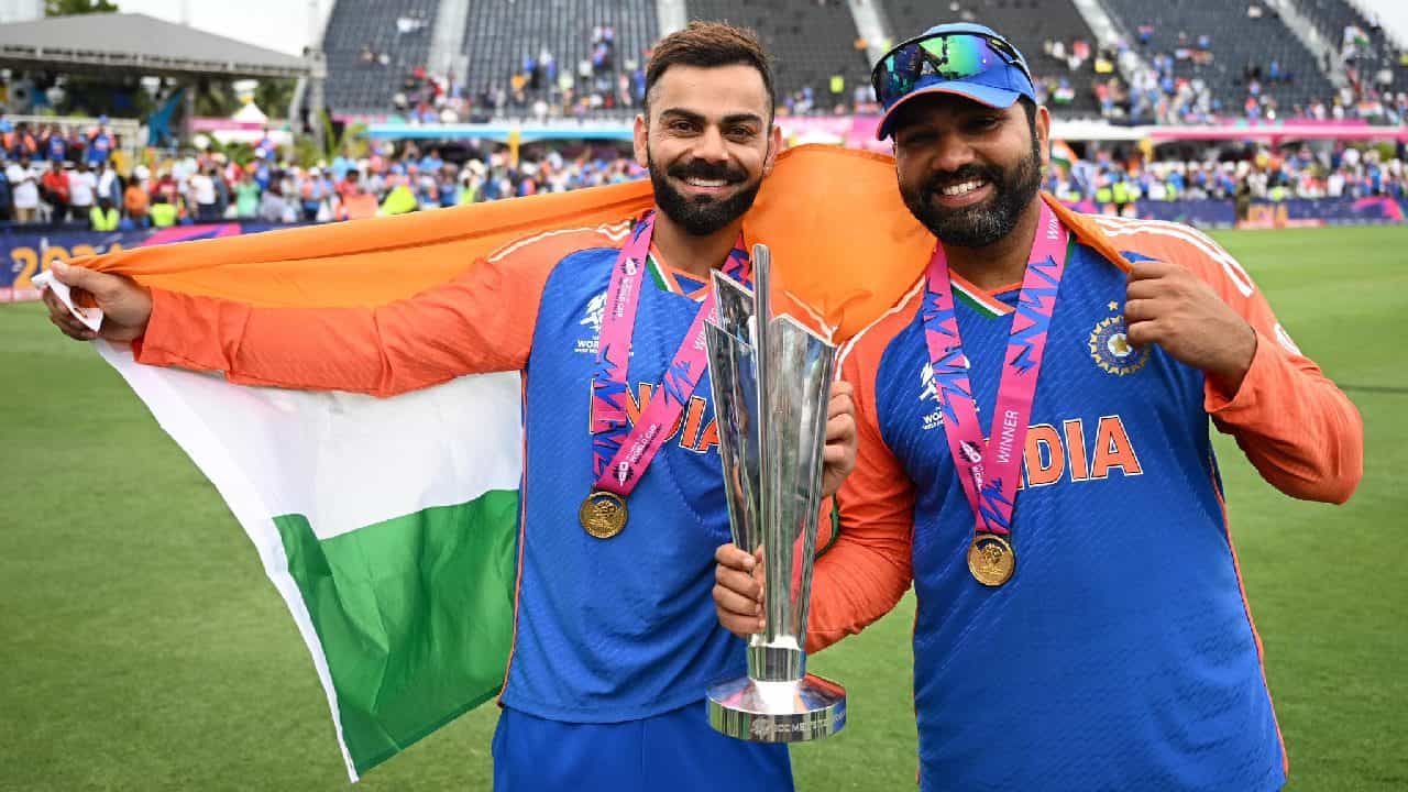 ಟಿ20 ವಿಶ್ವಕಪ್ ಗೆದ್ದ ಬೆನ್ನಲ್ಲೇ ಟೀಮ್ ಇಂಡಿಯಾ ನಾಯಕ ರೋಹಿತ್ ಶರ್ಮಾ (Rohit Sharma) ಹಾಗೂ ವಿರಾಟ್ ಕೊಹ್ಲಿ (Virat Kohli) ಟಿ20 ಅಂತಾರಾಷ್ಟ್ಟ್ರೀಯ ಕ್ರಿಕೆಟ್ಗೆ ವಿದಾಯ ಹೇಳಿದ್ದಾರೆ. ಇದರೊಂದಿಗೆ ಭಾರತದ ಇಬ್ಬರು ದಿಗ್ಗಜರ ಟಿ20ಐ ಕೆರಿಯರ್ ಅಂತ್ಯವಾದಂತಾಗಿದೆ.
