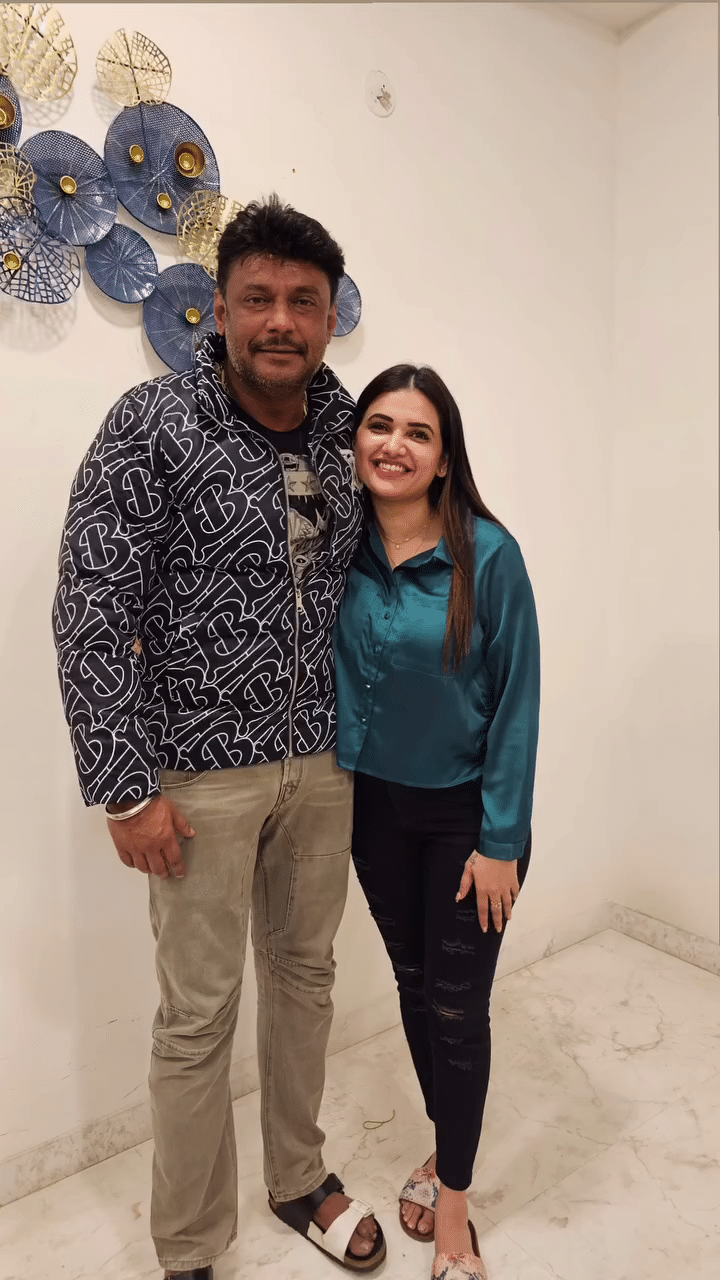 ಈ ಪವಿತ್ರ ಗೌಡ ಯಾರು, ಆಕೆಯ ಹಿನ್ನೆಲೆ ಏನು? ದರ್ಶನ ಹಾಗೂ ಪವಿತ್ರ ನಡುವೆ ಏನು ಸಂಬಂಧ ಎಂಬುದನ್ನು ಇಲ್ಲಿ ತಿಳಿದುಕೊಳ್ಳಿ.
