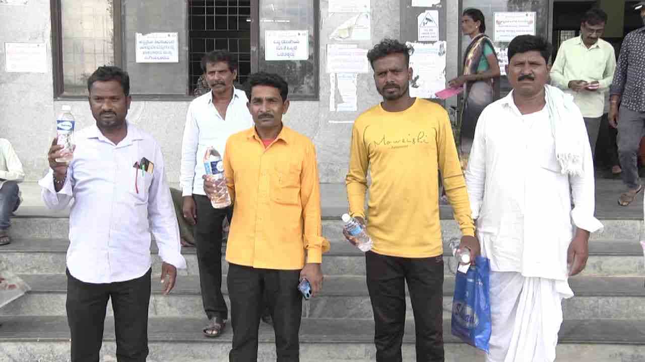 ಯಾದಗಿರಿ ಜಿಲ್ಲಾಸ್ಪತ್ರೆಯಲ್ಲಿ ಹನಿ ನೀರಿಗೂ ಹಾಹಾಕಾರ; ಹಣಕೊಟ್ಟು ಬಾಟಲಿ ನೀರು ಖರೀದಿಸುವ ಸ್ಥಿತಿ